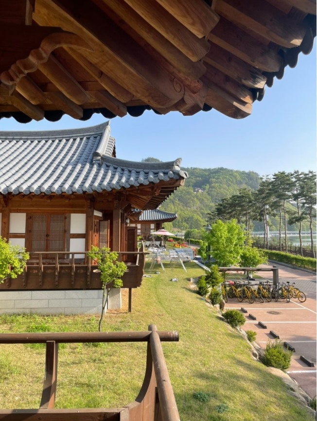 객주촌 한옥펜션 마당과 낙동강 주변 풍경